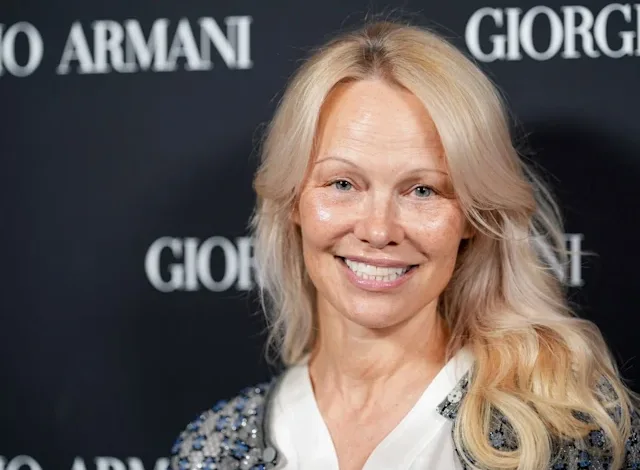 Pamela Anderson Parlak Cildi ve Sade Şıklığıyla Büyüledi