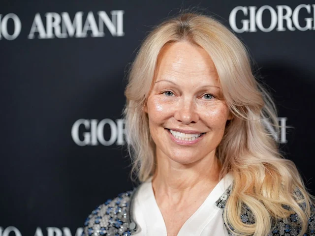 Pamela Anderson Parlak Cildi ve Sade Şıklığıyla Büyüledi