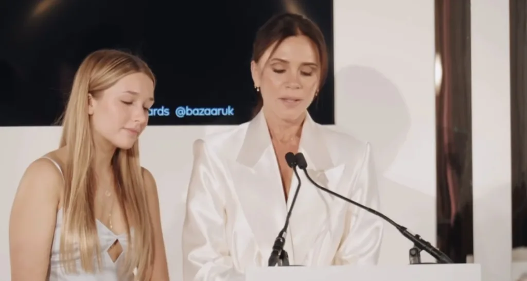 Victoria Beckham’a Yılın Girişimcisi Ödülünü Kızı Harper Verdi