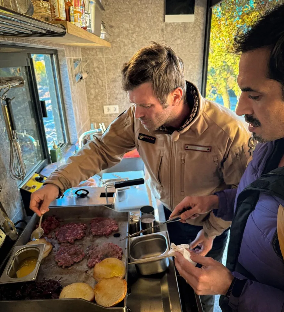 Kıvanç Tatlıtuğ, Dostlarıyla Doğada Barbekü Yaptı: Tilki de Katıldı!