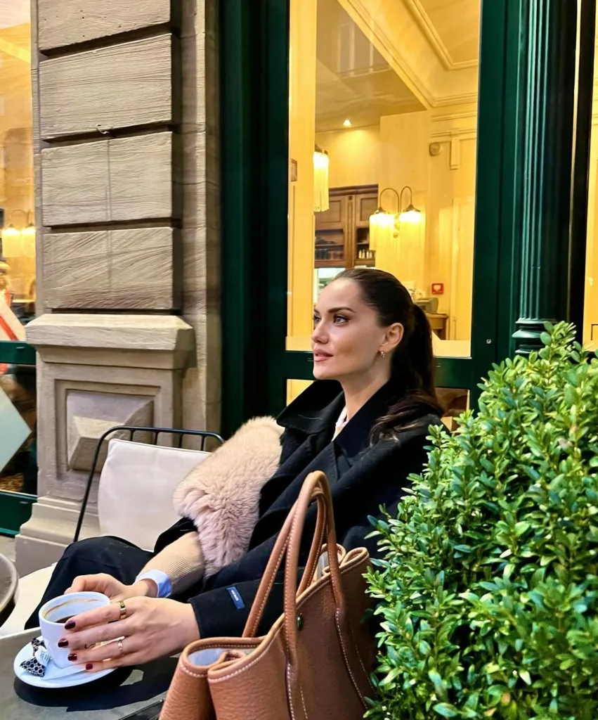 Fahriye Evcen'in Tatil Kombini Eleştirildi: Kürk Gerçek mi?