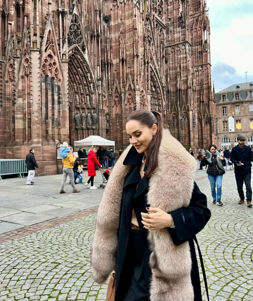 Fahriye Evcen'in Tatil Kombini Eleştirildi: Kürk Gerçek mi?