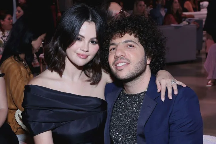 Selena Gomez’den Benny Blanco’ya Destek: En Seksi Adam Yarışmasında Yanındayım!