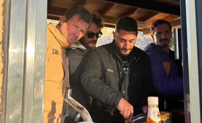 Kıvanç Tatlıtuğ, Dostlarıyla Doğada Barbekü Yaptı: Tilki de Katıldı!