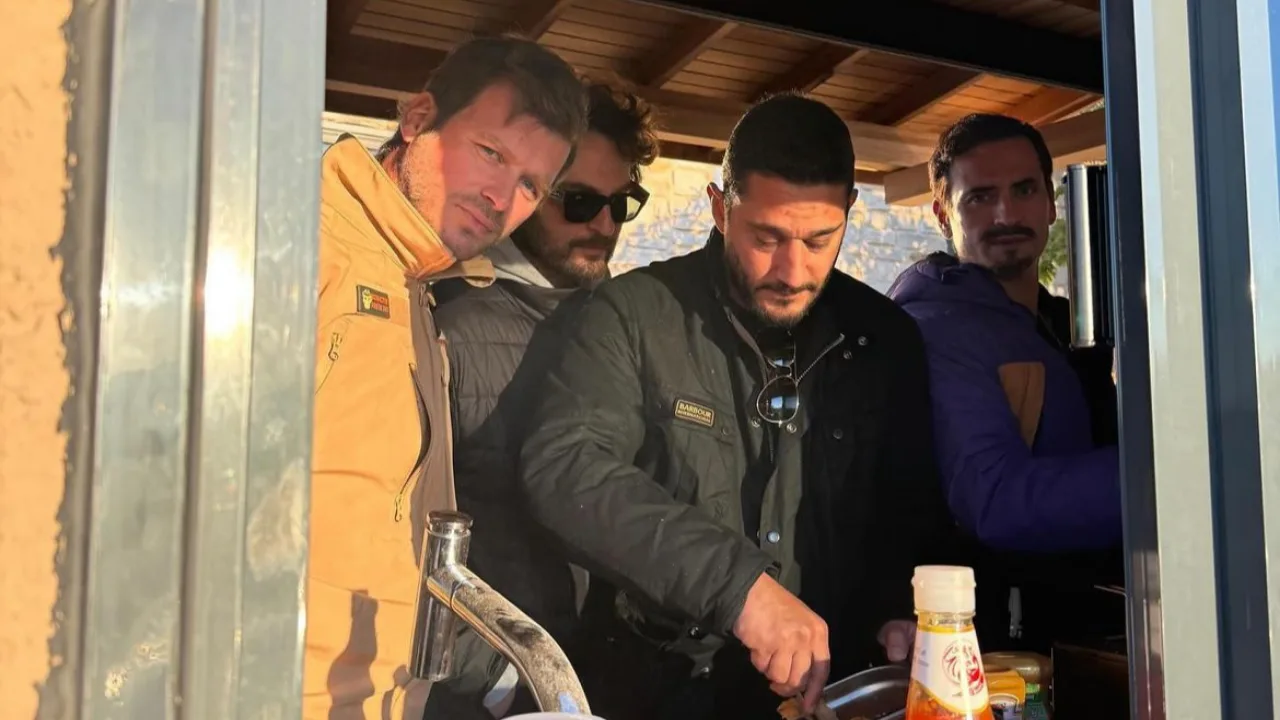 Kıvanç Tatlıtuğ, Dostlarıyla Doğada Barbekü Yaptı: Tilki de Katıldı!