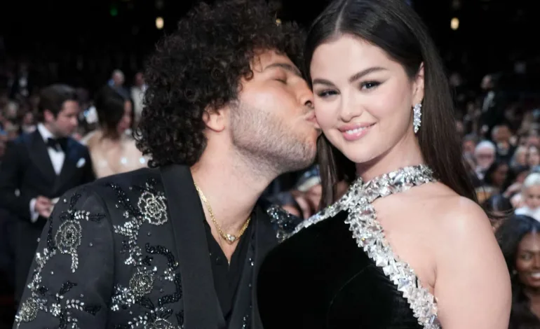 Selena Gomez’den Benny Blanco’ya Destek: En Seksi Adam Yarışmasında Yanındayım!