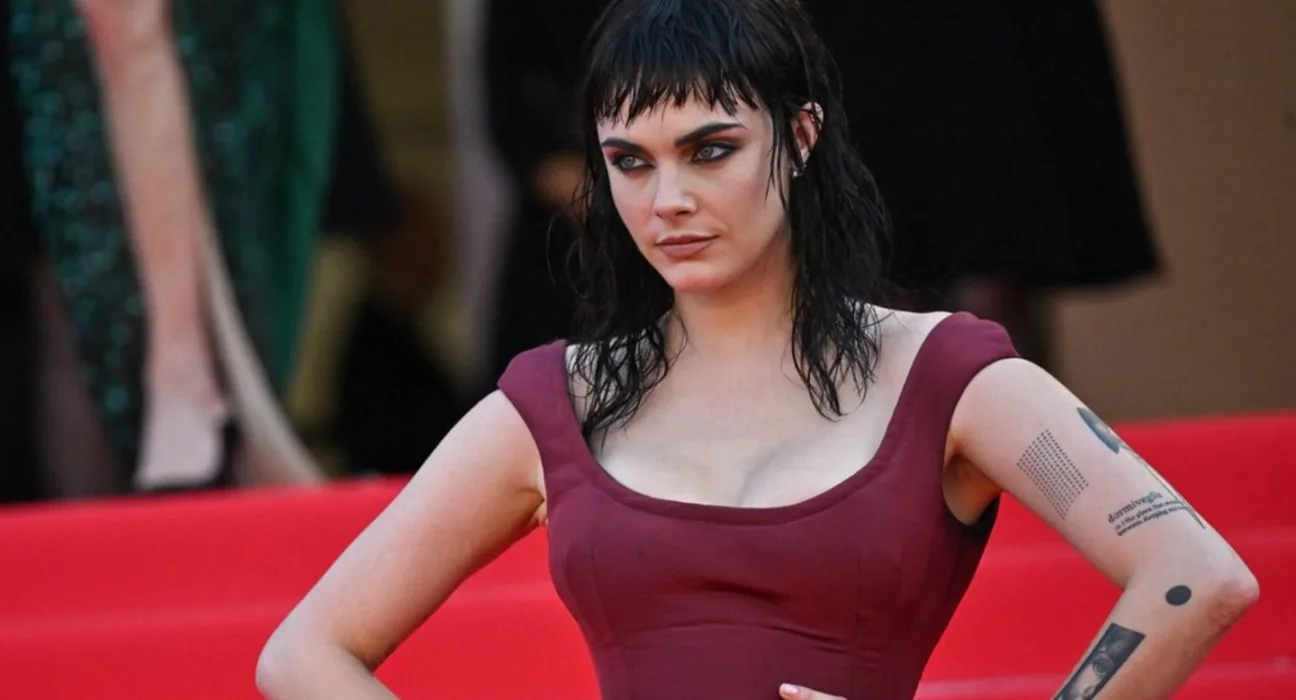 Cara Delevingne Cannes Kırmızı Halısında Yepyeni İmajıyla Göz Kamaştırdı