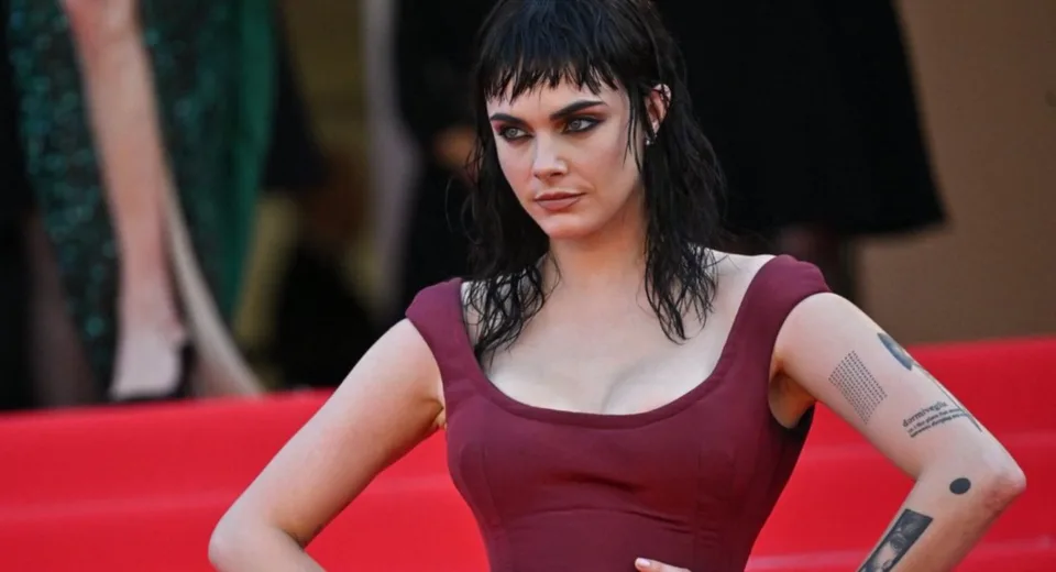 Cara Delevingne Cannes Kırmızı Halısında Yepyeni İmajıyla Göz Kamaştırdı