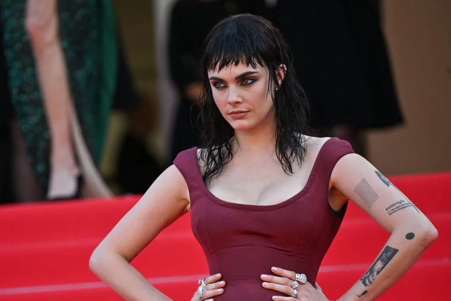 Cara Delevingne Cannes Kırmızı Halısında Yepyeni İmajıyla Göz Kamaştırdı