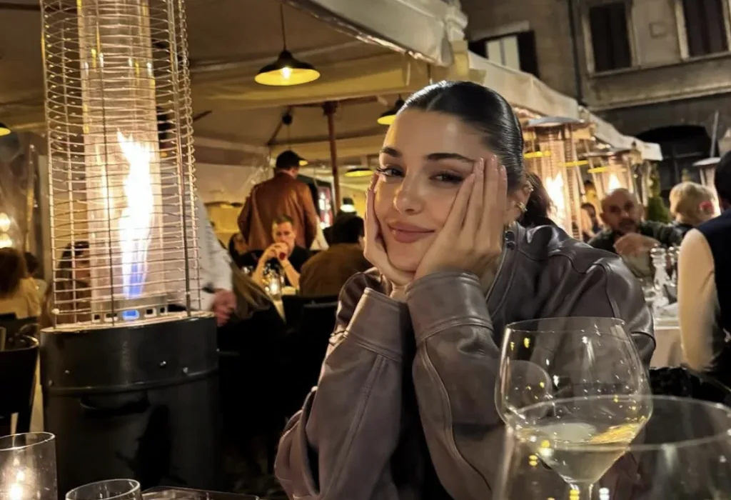 Hakan Sabancı ve Hande Erçel'den Roma-Paris Treninde Aşk Dolu Kareler