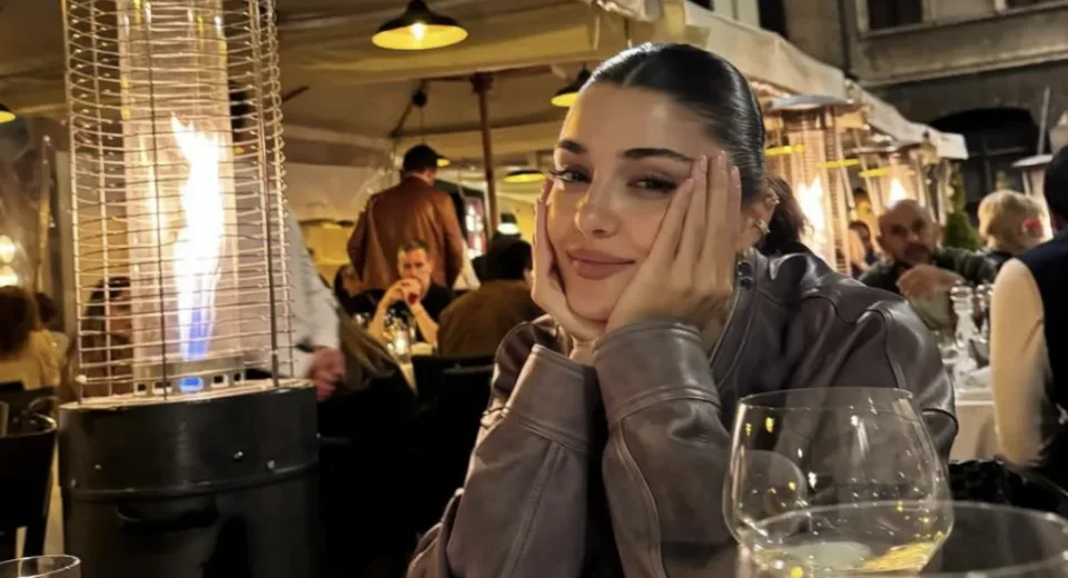 Hakan Sabancı ve Hande Erçel'den Roma-Paris Treninde Aşk Dolu Kareler