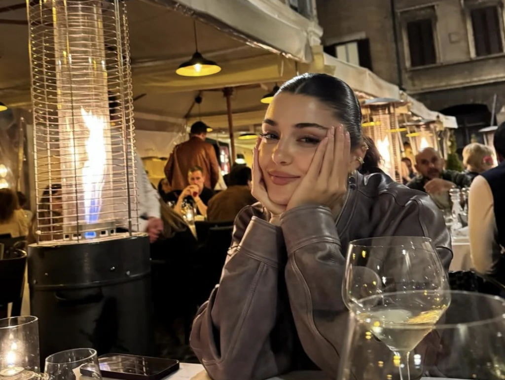 Hakan Sabancı ve Hande Erçel'den Roma-Paris Treninde Aşk Dolu Kareler