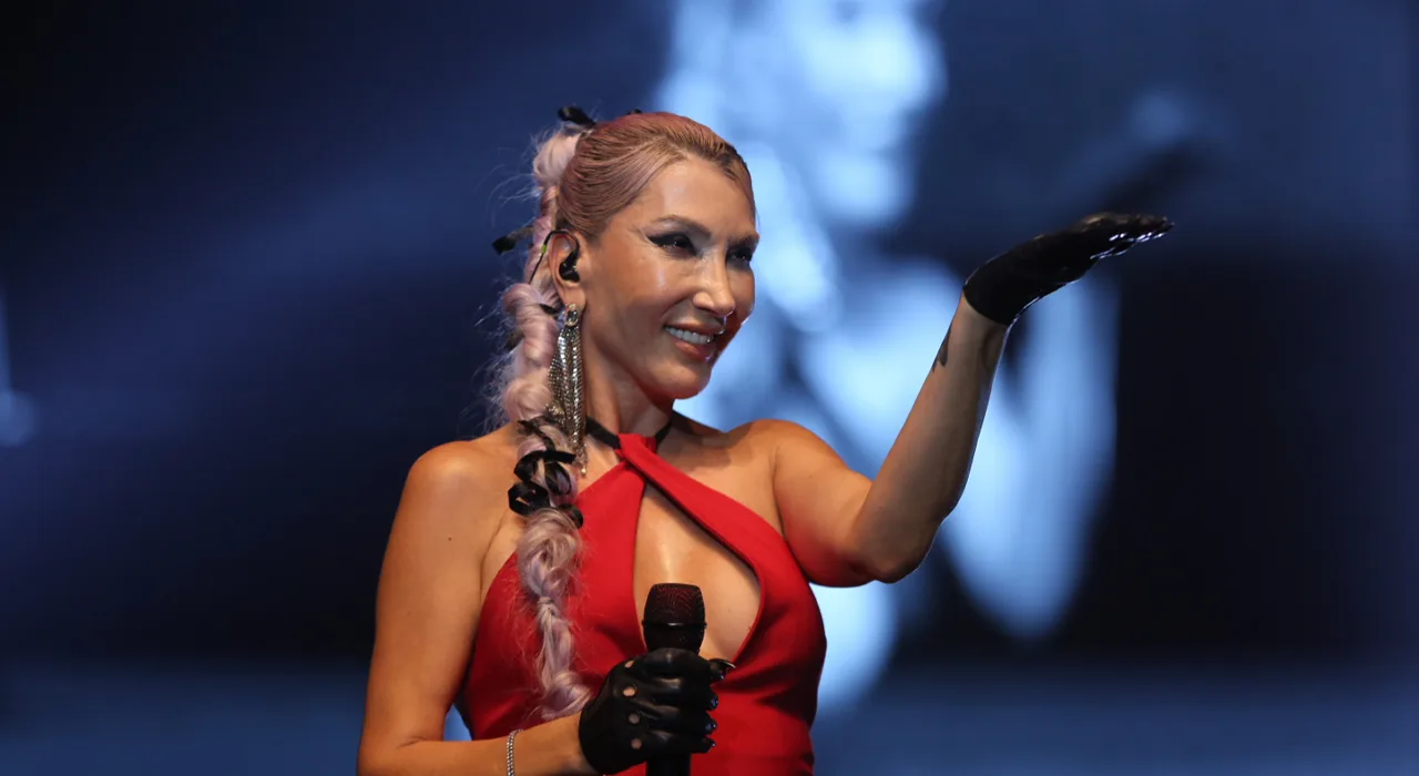 Hande Yener, “Yetenek Sizsiniz” Jürisinde: Yaz Ekranlarının En Parlak Sürprizi!