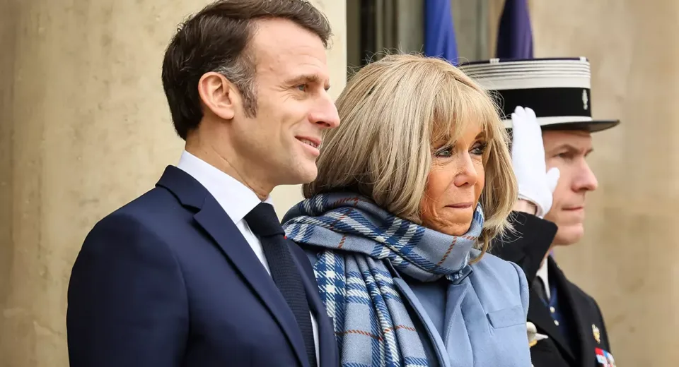 Macron Çiftinin Uçaktaki Tokat Krizi: Aşk mı, Gerginlik mi?
