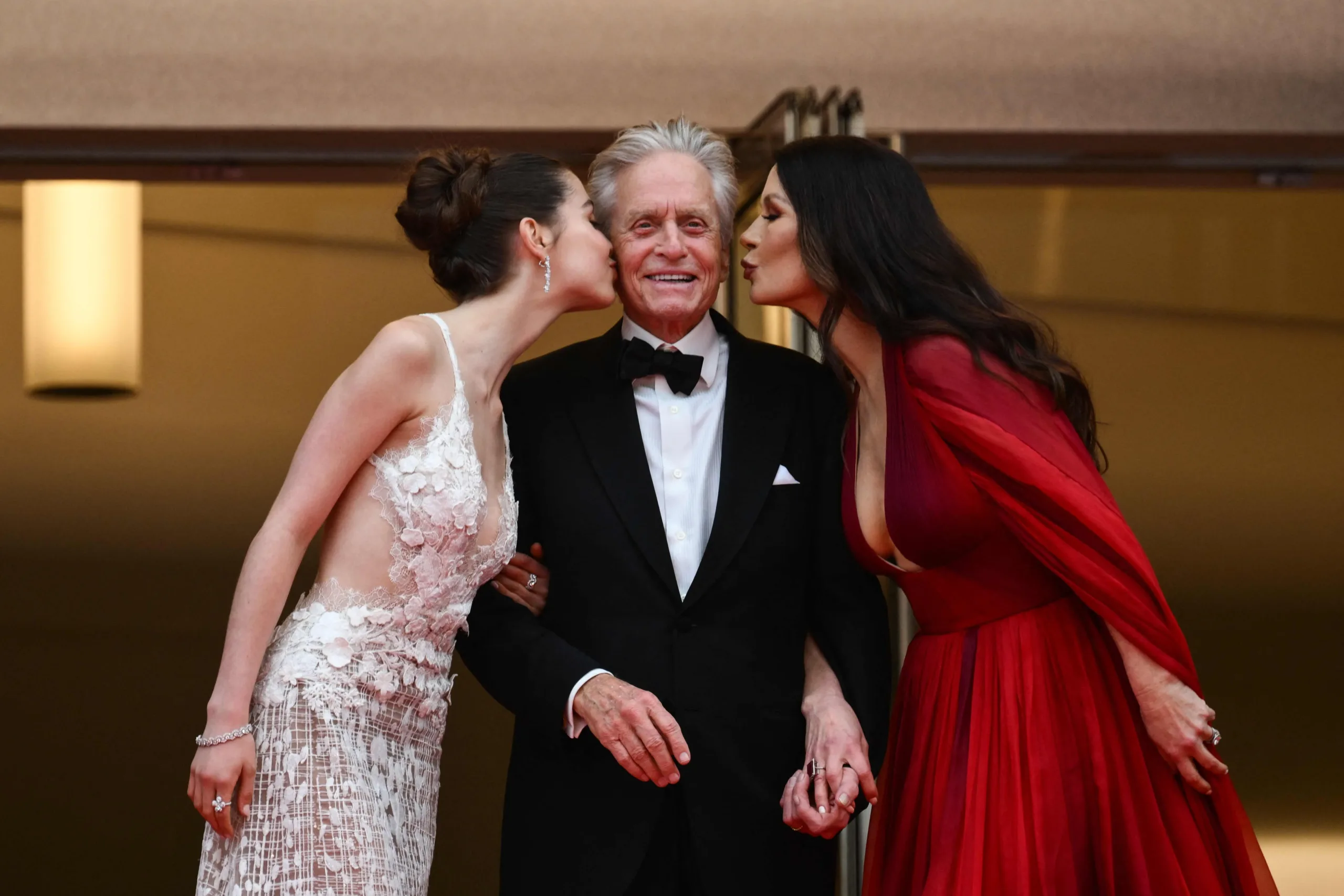 Michael Douglas ve Catherine Zeta-Jones'un Kızı Carys Üniversiteden Mezun Oldu