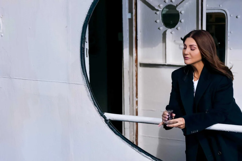 Sibel Can’dan Yaza Merhaba: “Pes” Şarkısının Boğazda Büyüleyen Klibi Yayında!