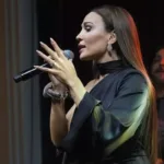 Derya Uluğ Konserinde Şok Anlar: Sahneye Su Şişesi Fırlatıldı!