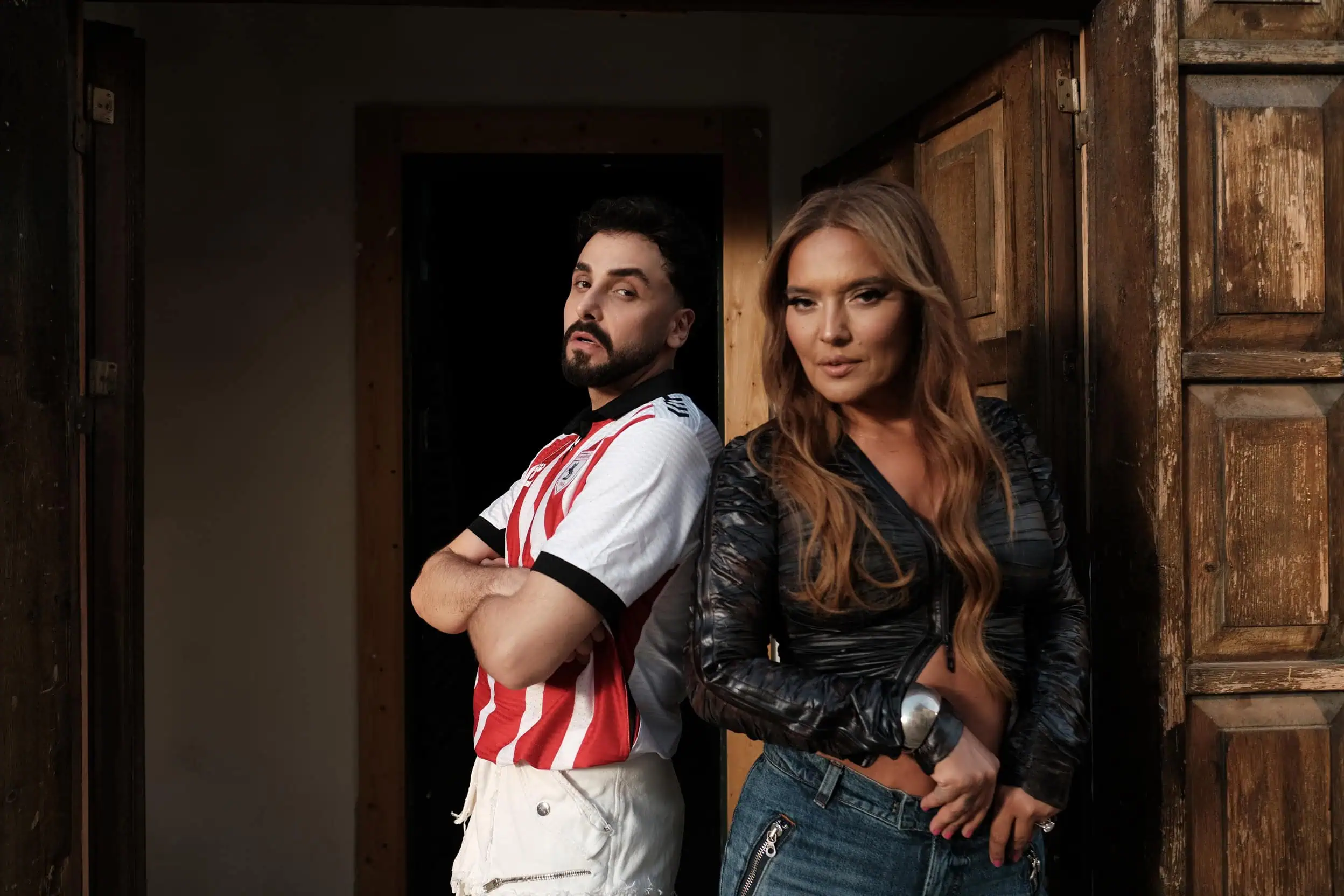 Demet Akalın ve Sefo’dan Yazın Enerjisini Zirveye Taşıyan Düet: Yerinde Dur