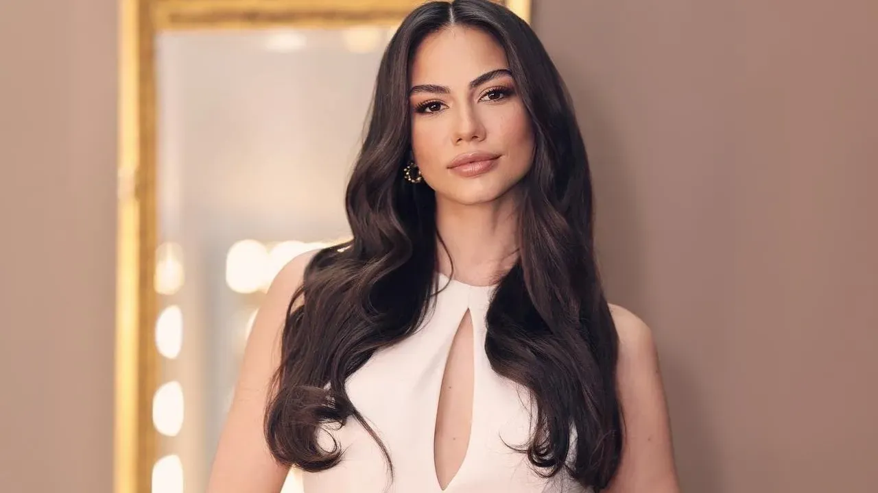 Demet Özdemir’in Göz Kamaştıran Düğün Stili: “Rüya” Kombini Olay Oldu