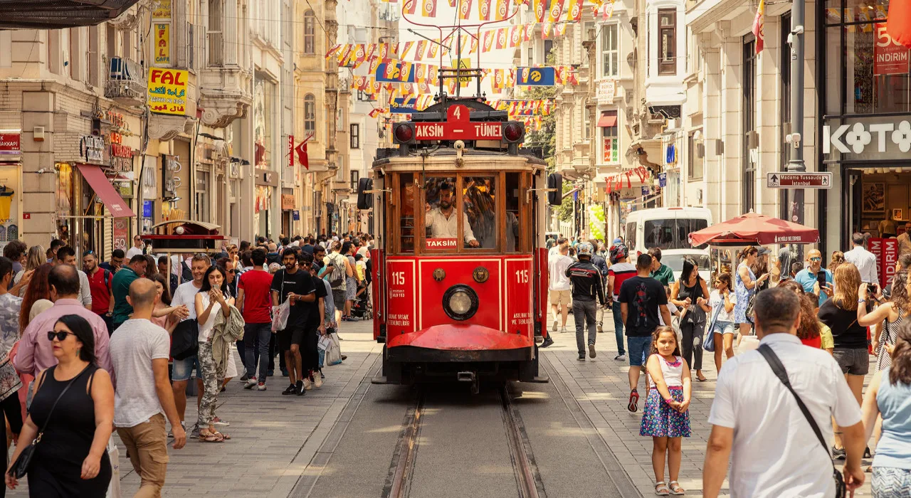 İstanbul Valiliği Uyardı: Yüksek Sesle Müzik Dinleyenlere Para Cezası Geliyor