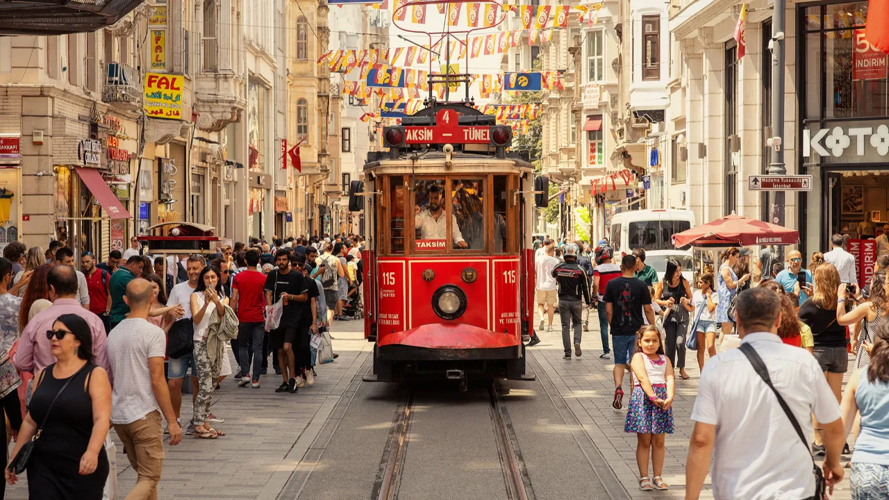 İstanbul Valiliği Uyardı: Yüksek Sesle Müzik Dinleyenlere Para Cezası Geliyor