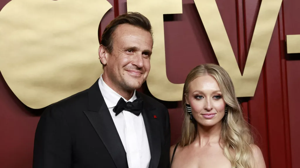Jason Segel, Hayatının Kadını Kayla Radomski ile Nişanlandı
