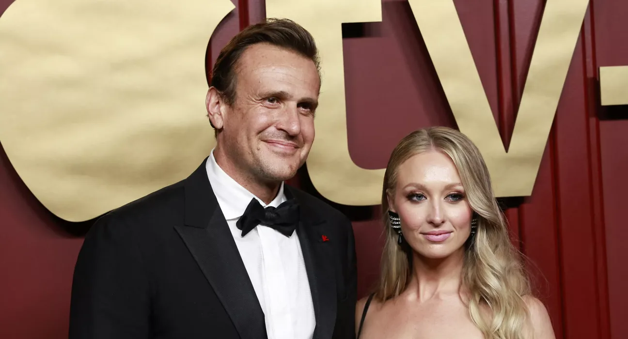 Jason Segel, Hayatının Kadını Kayla Radomski ile Nişanlandı