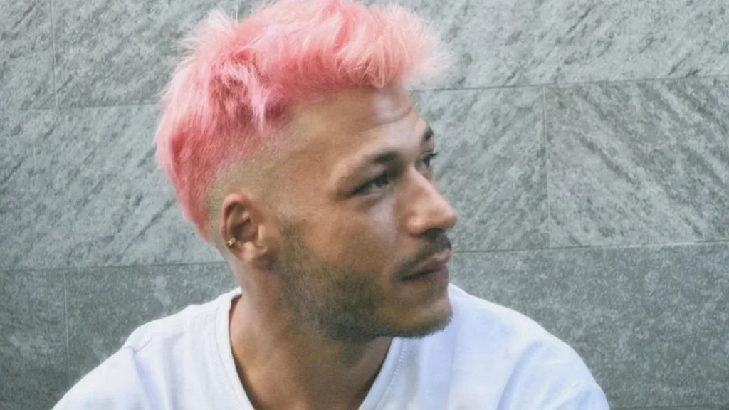 Kubilay Aka’nın Yeni İmajı Olay Yarattı: Pembe Saçlarıyla Gündeme Damga Vurdu