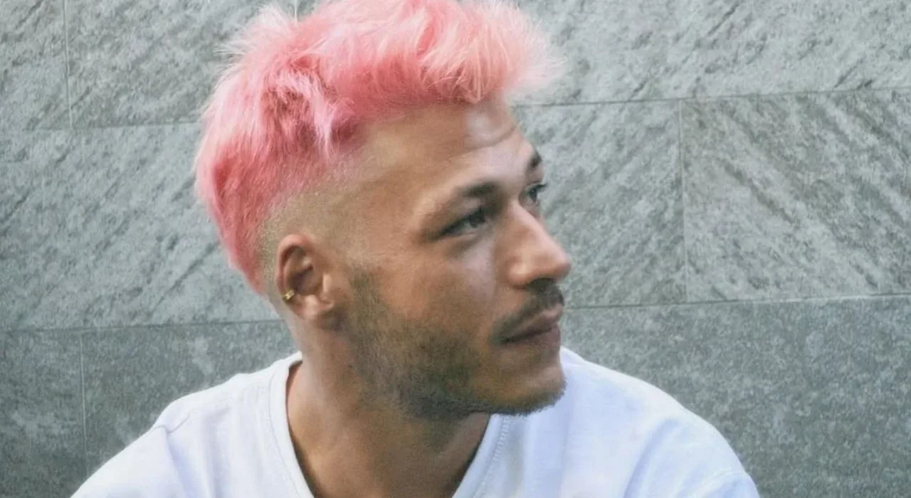 Kubilay Aka’nın Yeni İmajı Olay Yarattı: Pembe Saçlarıyla Gündeme Damga Vurdu