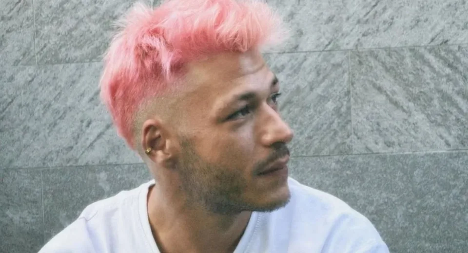 Kubilay Aka’nın Yeni İmajı Olay Yarattı: Pembe Saçlarıyla Gündeme Damga Vurdu