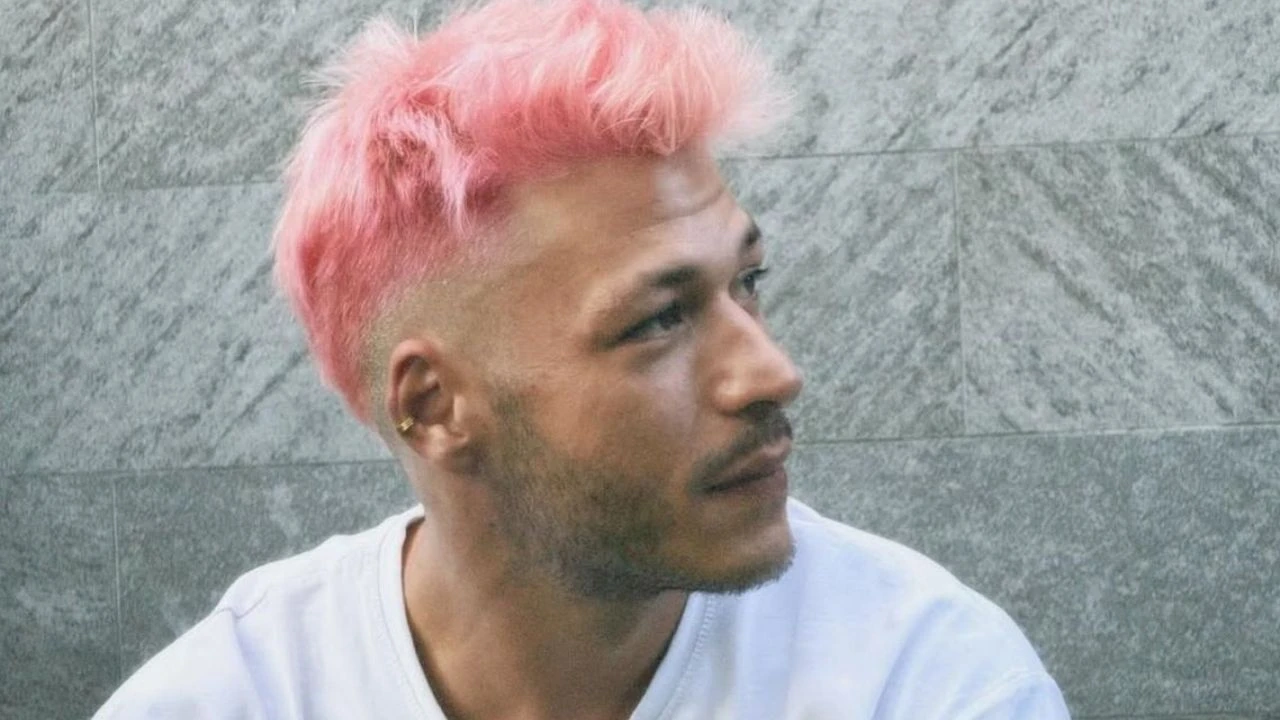 Kubilay Aka’nın Yeni İmajı Olay Yarattı: Pembe Saçlarıyla Gündeme Damga Vurdu