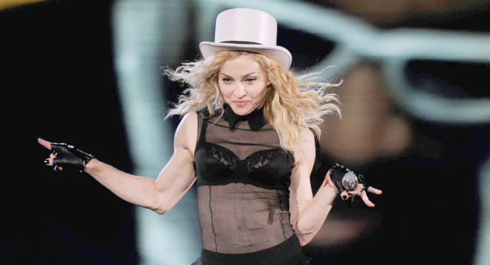 Madonna’nın Gece Yarısı Sürprizi: Metropolitan Müzesi’nde Sessiz Bir Moda Yolculuğu