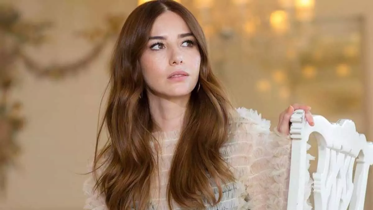 Özge Gürel’e İtalya’dan “Uluslararası Yıldız” Ödülü