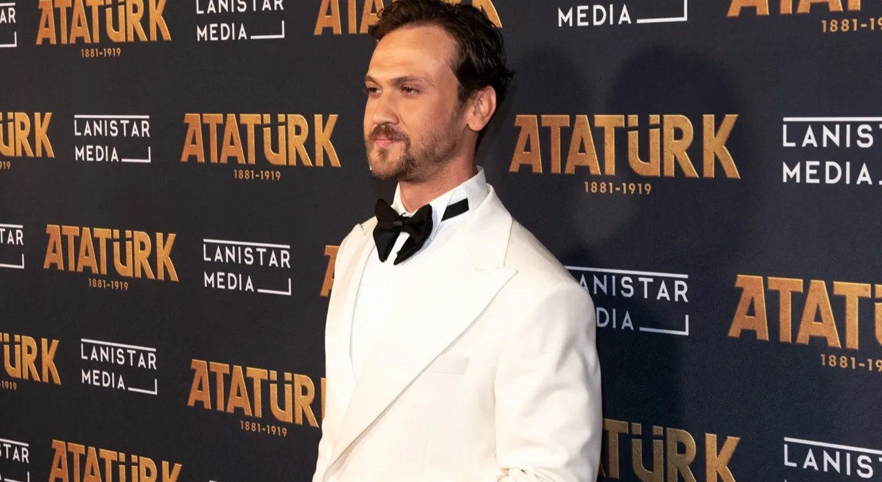 Aras Bulut İynemli'den Kaslı ve Atlı İddialı Poz: Hayranlarını Mest Etti!