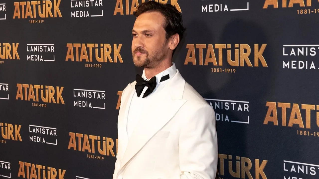 Aras Bulut İynemli'den Kaslı ve Atlı İddialı Poz: Hayranlarını Mest Etti!