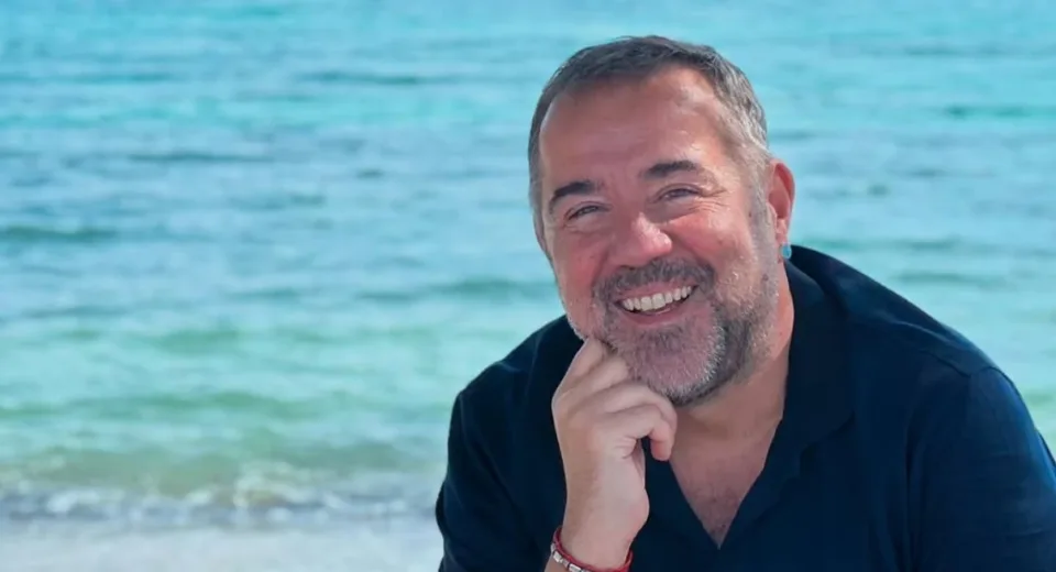 Ata Demirer Yeni Yaşını Ailesiyle Kutladı: Sevgilisi İlk Kez Görüldü!
