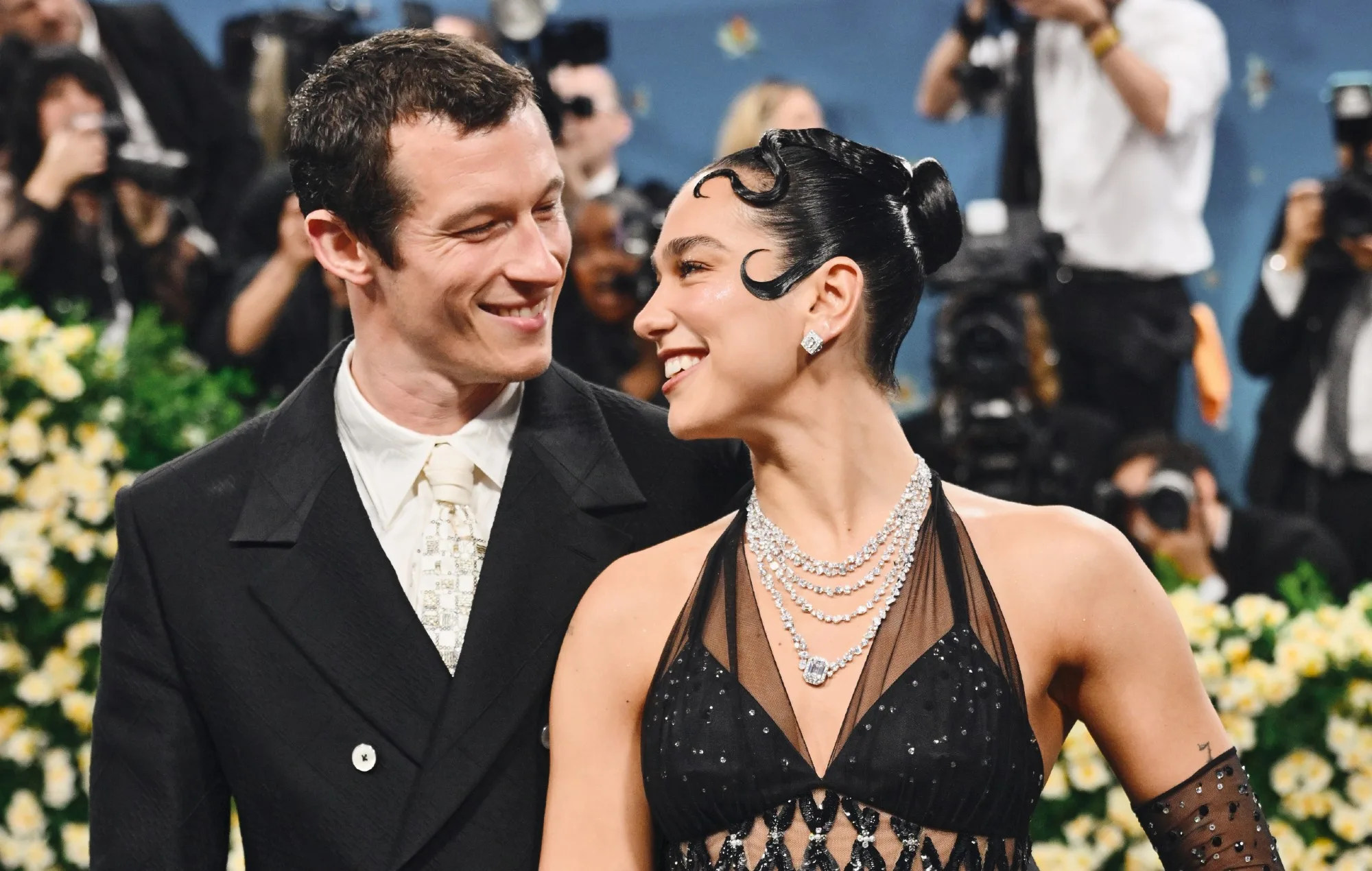 Dua Lipa ve Callum Turner’dan İtalya’da Masalsı Aşk Kaçamağı!