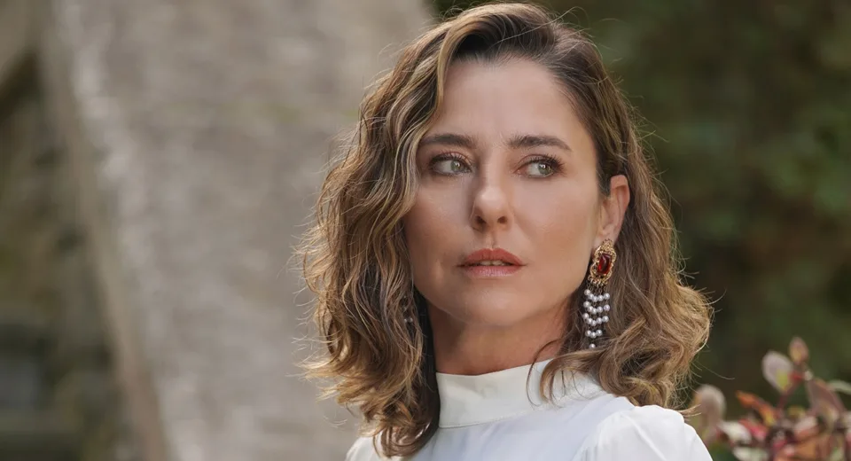 Ece Uslu Tatilde Talihsiz Bir Kaza Geçirdi: “Çivi Gibi Yere Çakıldım”