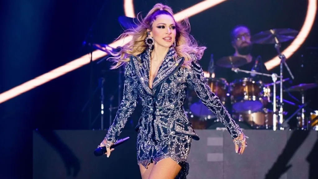 Hadise'den Harbiye Sahnesinde Görsel Şov: Yağmur Altında Nefes Kesen Performans!