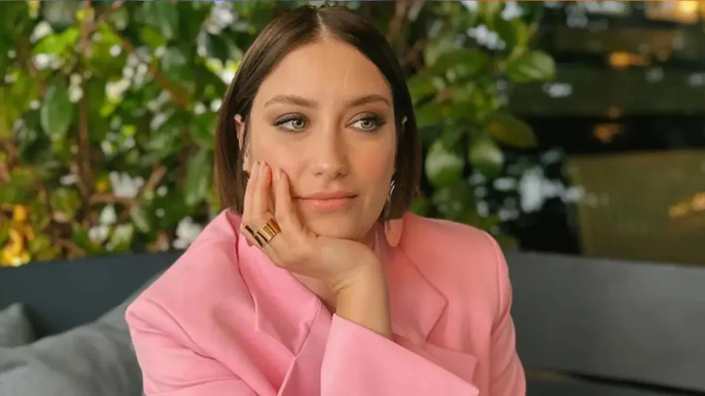 Hazal Kaya Sarıya Büründü: Yeni İmajıyla Sosyal Medyayı Salladı