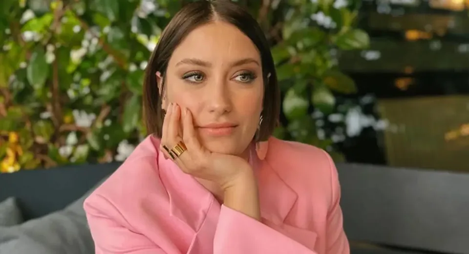 Hazal Kaya Sarıya Büründü: Yeni İmajıyla Sosyal Medyayı Salladı