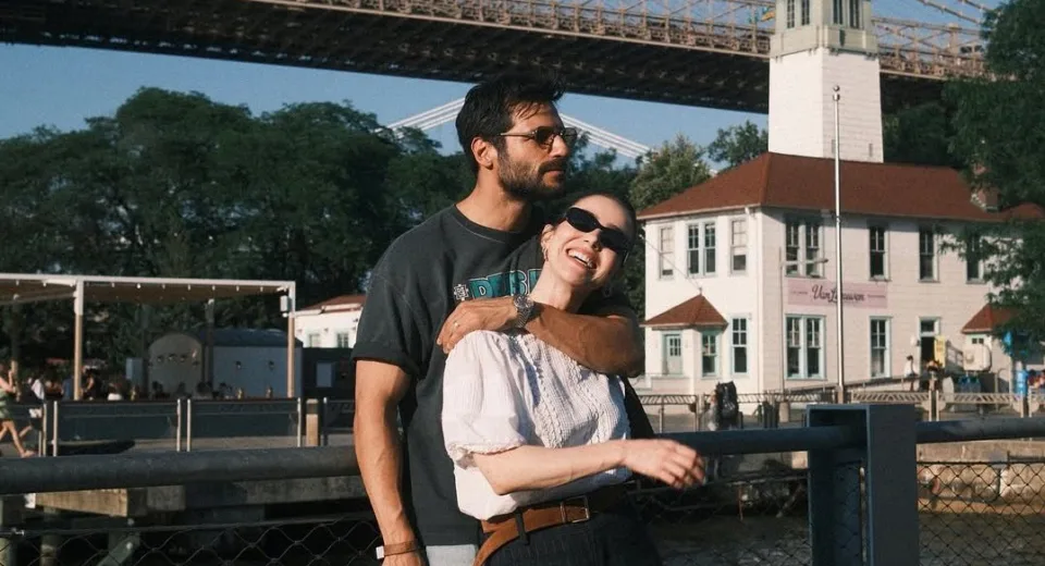 Özge Gürel ve Serkan Çayoğlu'ndan Romantik Yıldönümü Kutlaması! Evliliklerinde 3. Yıl