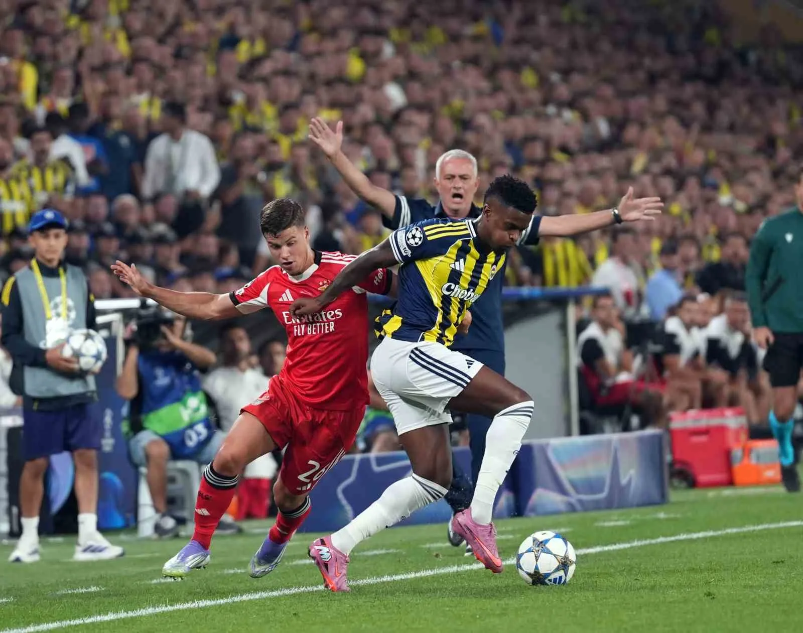 Benfica-Fenerbahçe Maçı Dünya Basınında Ses Getirdi! İşte Atılan Manşetler