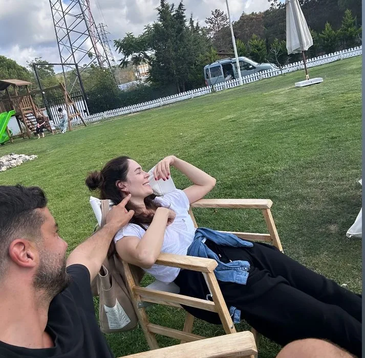 Berk Oktay ve Yıldız Çağrı Atiksoy’dan Nazar Boncuklu Mutluluk Paylaşımı