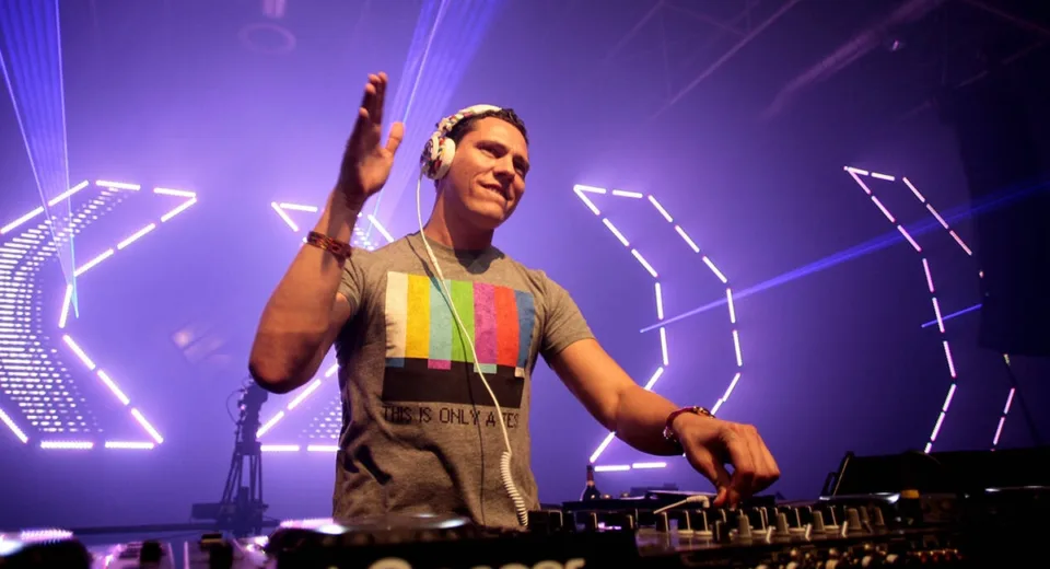 DJ Tiesto, Kıbrıs’ta Elektronik Müzik Tutkunlarını BüyülediDJ Tiesto, Kıbrıs’ta Elektronik Müzik Tutkunlarını Büyüledi