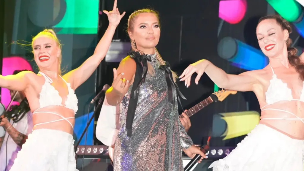 Demet Akalın Kemer’de Sahneye Çıkarak Yazı Taçlandırdı
