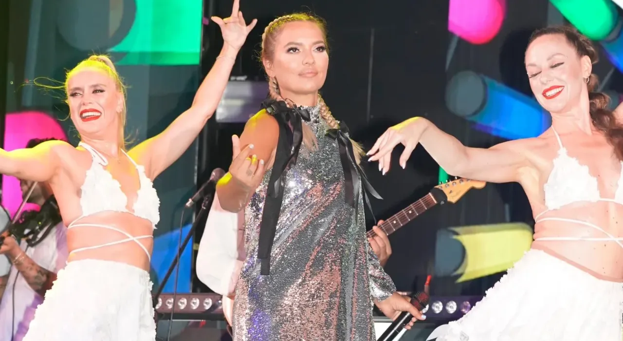 Demet Akalın Kemer’de Sahneye Çıkarak Yazı Taçlandırdı