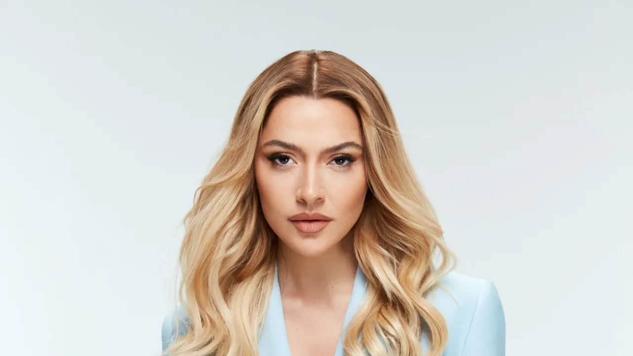 Hadise Gözyaşlarına Boğuldu: “Biz Robot Değiliz”