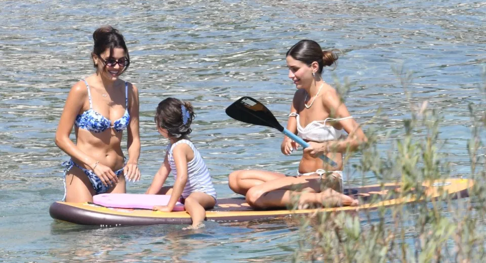 Hande Erçel, Bodrum'da Kardeşiyle Tatilde! Türkbükü'nde Neşeli Aile Anları
