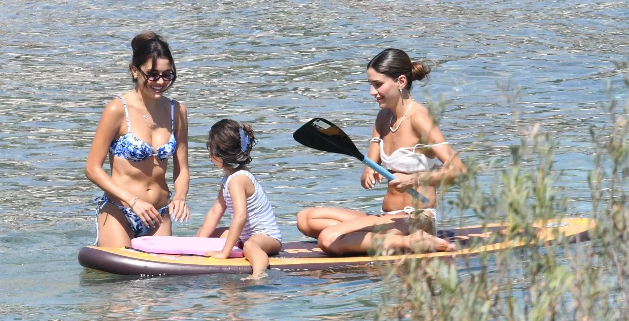 Hande Erçel, Bodrum’da Kardeşiyle Tatilde! Türkbükü’nde Neşeli Aile Anları